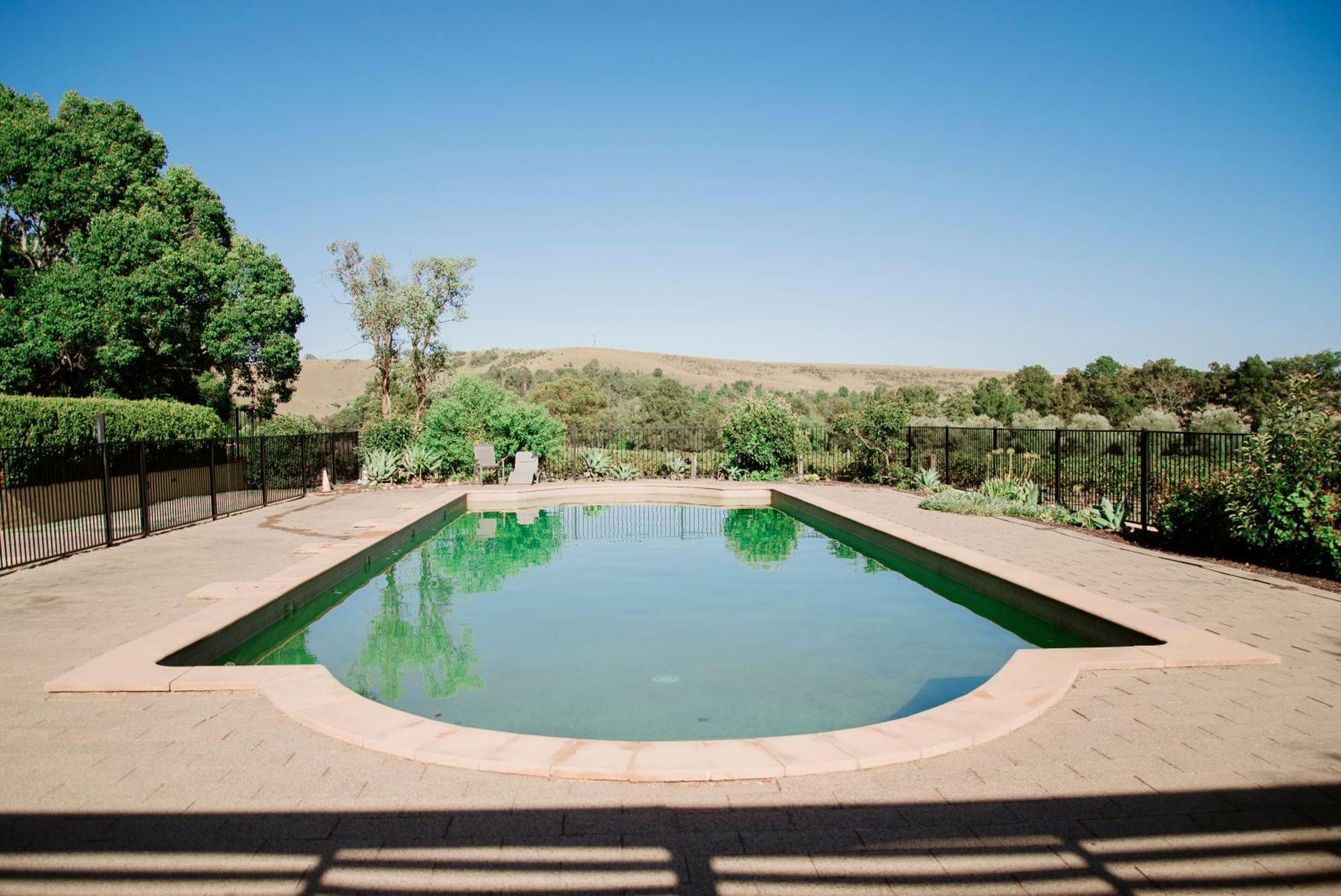 Tranquil Vale Vineyard Hotel Luskintyre Exterior photo