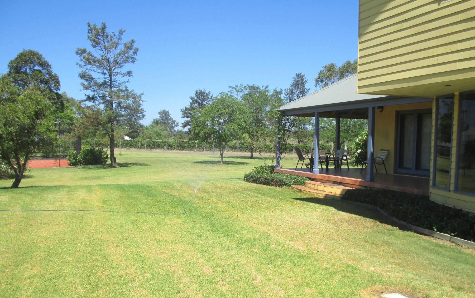 Tranquil Vale Vineyard Hotel Luskintyre Exterior photo